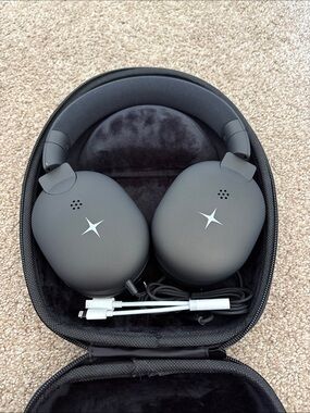 Meridian Black Wireless Over-Ear Headphones with Carry Case